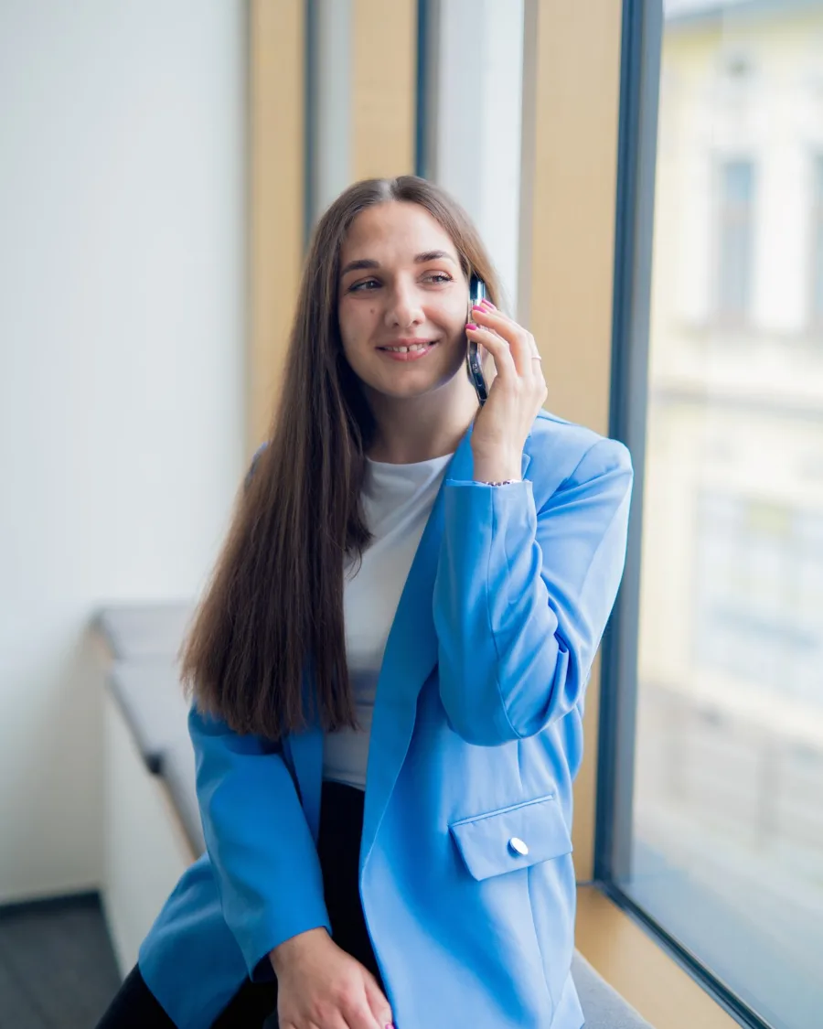 Svitlana z CJ Autoškoly telefonuje se zájemcem